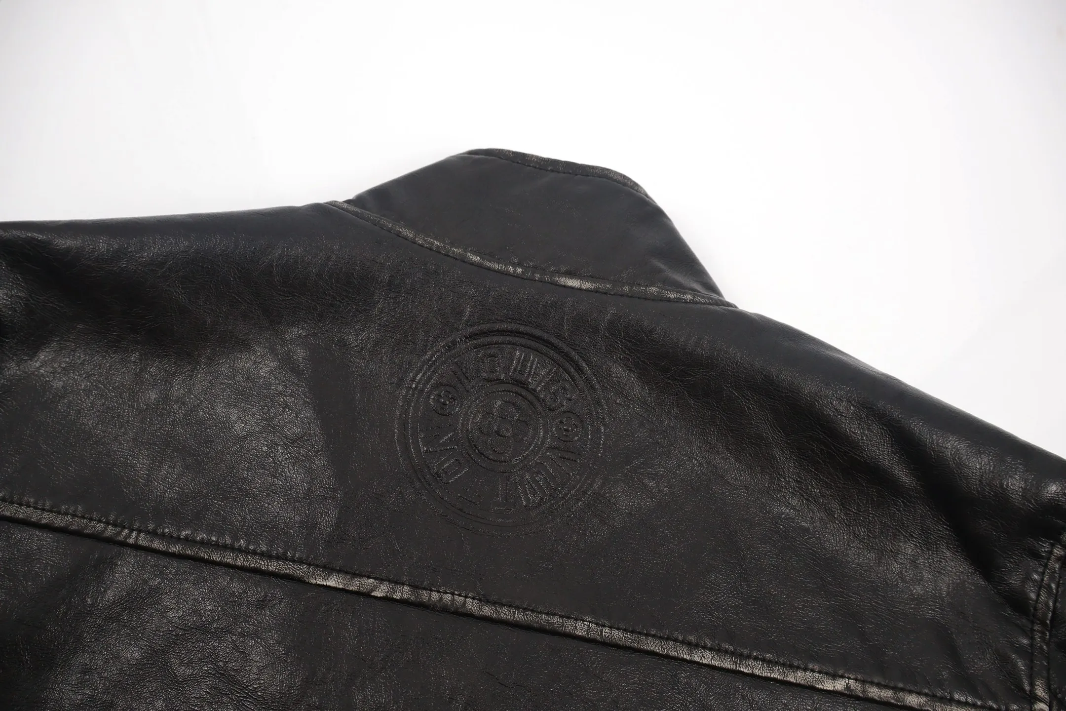 🅿️860 1v Distressed leather jacket with oblique buttons. Original purchase and development for 52,500. The surface fabric is two-layer cowhide combined with a ginger base. It is original after coloring. Custom-woven plaid lining (different from the version on the market). Logo stamp on the back collar. Customized middle leather label. Customized No. 4 zipper puller. Placket zipper. The finished garment is purely artificially distressed and color-polished. It is very labor-consuming. Customized accessories. When Louis Vuitton's centuries-old craftsmanship meets avant-garde design, this leather jacket becomes a subversive work in the luxury fashion world. The distressed leather is engraved with the traces of time, but the deconstructed tailoring with slanted lapels bursts out rebellious tension; the classic Monogram is hidden in the texture, and the metal accessories are like modern stars that cut through the retro atmosphere. It is LV's bold reconstruction of traditional luxury products - injecting the uninhibited soul of the street into the Paris Fashion Week show genes, making every texture tell the avant-garde attitude of "classics can also be exceptional". Size:S-M-L